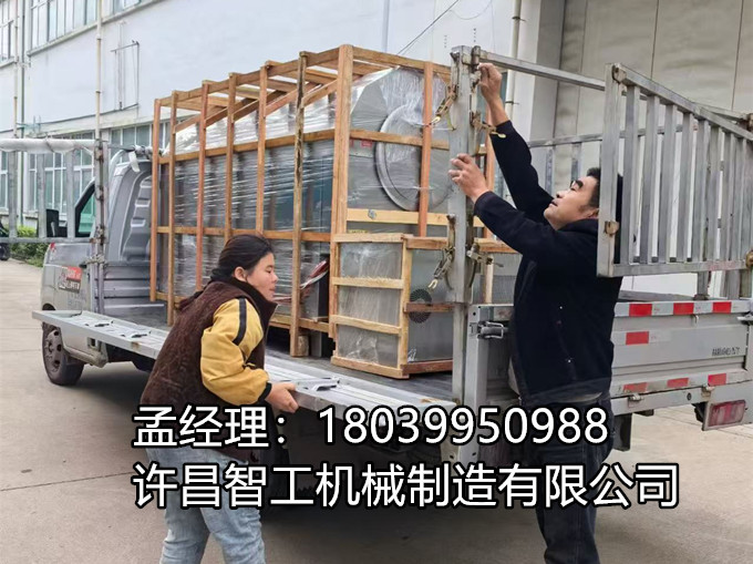 10月19日 清晨7:15，一臺(tái)“200斤大胃王”——7-15型電磁炒貨機(jī)正裝車(chē)！